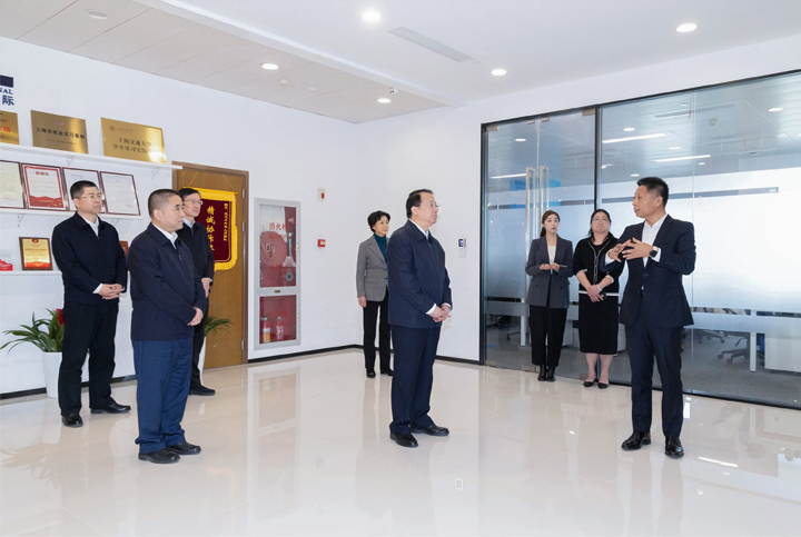 上海市长龚正一行察看AI知名人力资源服务公司AG公司国际的AI赋能人力资源数据动态分析平台